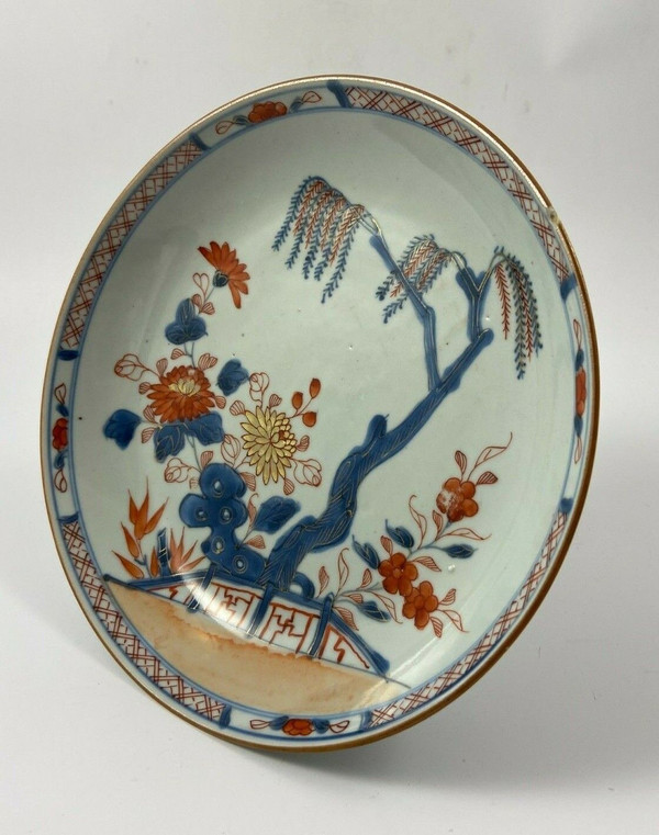 Assiette creuse Imari Compagnie des Indes XVIIIe fond blanc rehauts dorés