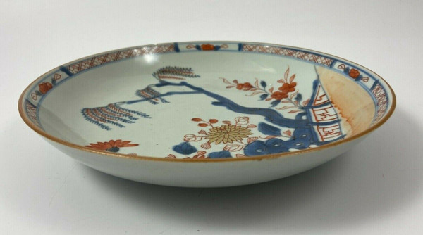 Assiette creuse Imari Compagnie des Indes XVIIIe fond blanc rehauts dorés