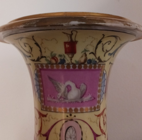 Paris um 1790 - große Medici-Vase aus Porzellan - Dekor à la Salembier