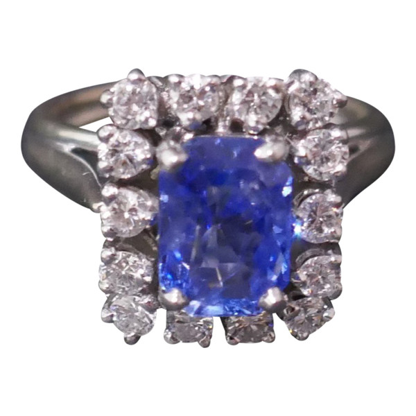 Ring Ceylon-Saphir und Diamanten. Gold und Platin.