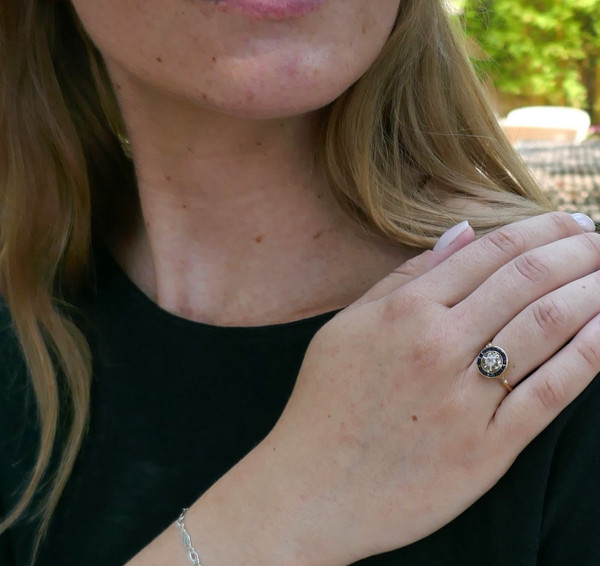 Bague Ornée d'Un Diamant, Entourage De Saphirs Calibrés.