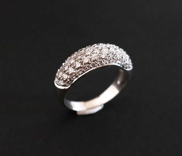 Pavage Diamants ring, 18-carat white gold.