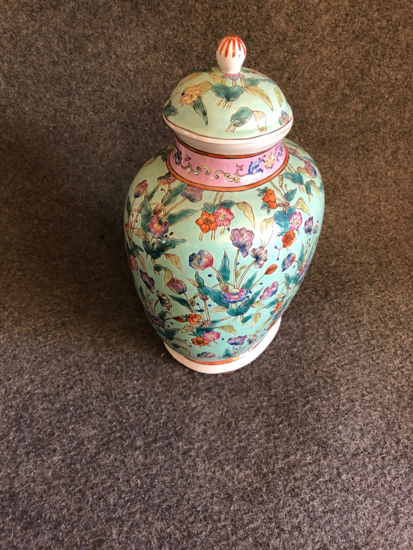 Vase couvert en céramique émaillée. Chine, XIXe siècle 