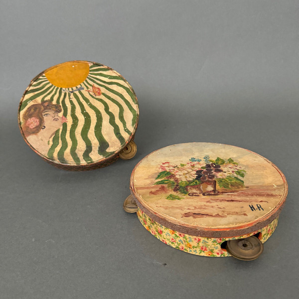 Paire de tambourins peints décor 1900 et floral par HR début XXe