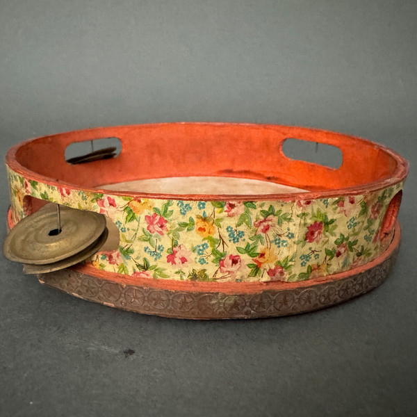 Paire de tambourins peints décor 1900 et floral par HR début XXe