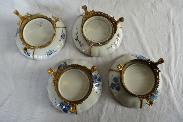 Suite di 4 piatti in bronzo di porcellana giapponese con decorazione Imari