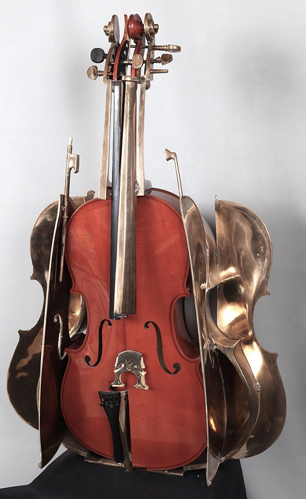 ARMAN 1928/2005, della serie “Destruction”, violoncello, 120 cm