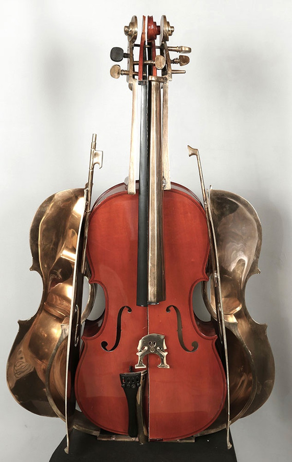 ARMAN 1928/2005, della serie “Destruction”, violoncello, 120 cm