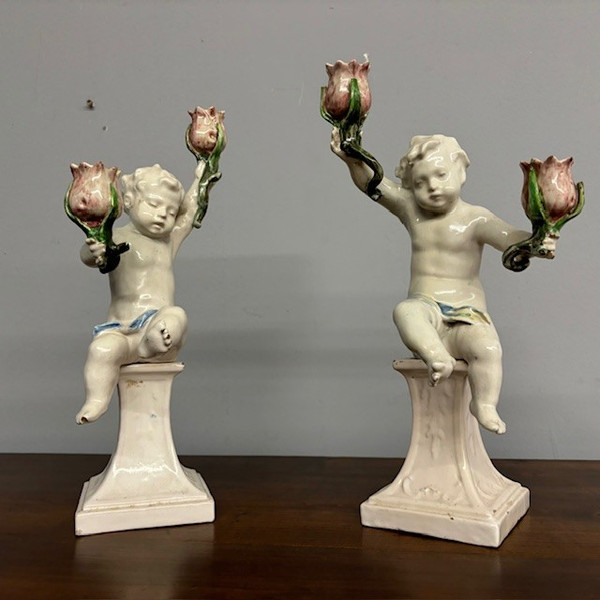 Ancienne paire de putti candélabres d'Angelo Minghetti Bologne. Fin XIXème sur socle signé. H 37 