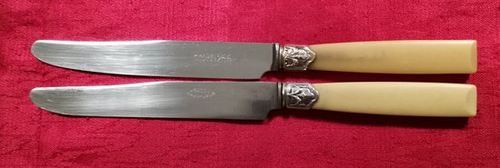 Nice set of 5 large table knives in blond horn with solid silver ferrules