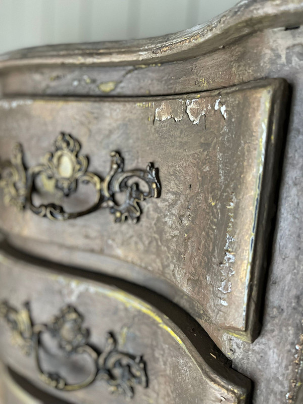 Louis XV Bell crossbow chest of drawers with patina dating from the 1900s