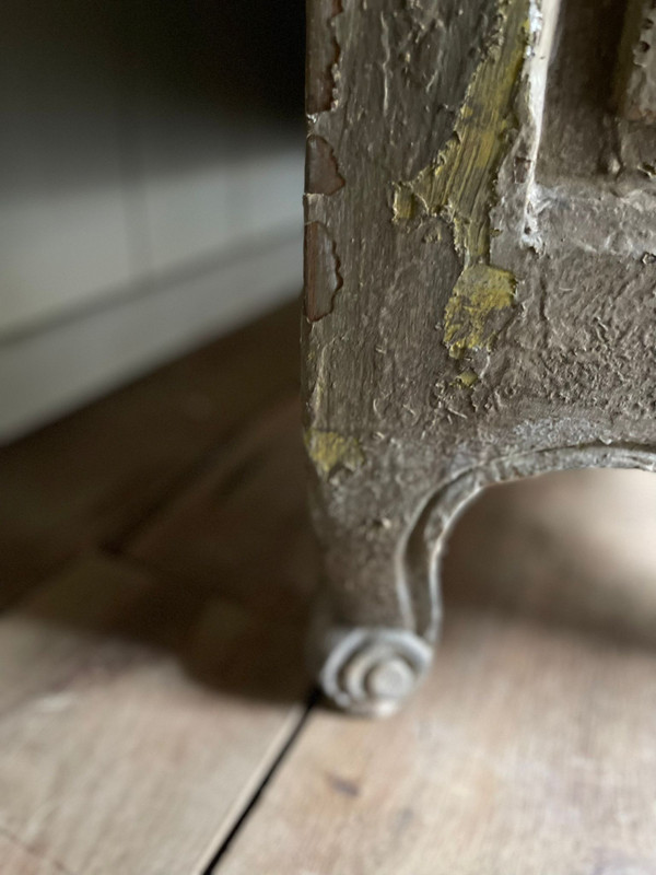 Louis XV Bell crossbow chest of drawers with patina dating from the 1900s