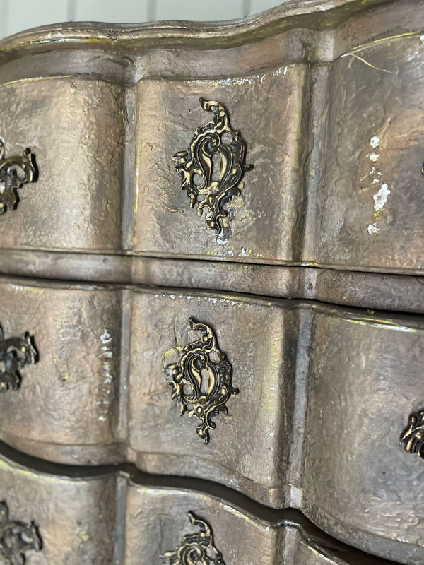 Louis XV Bell crossbow chest of drawers with patina dating from the 1900s