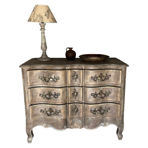 Louis XV Bell crossbow chest of drawers with patina dating from the 1900s