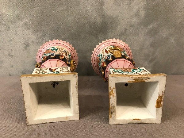 Pair of Medici vases in Old Paris porcelain from the 19th century