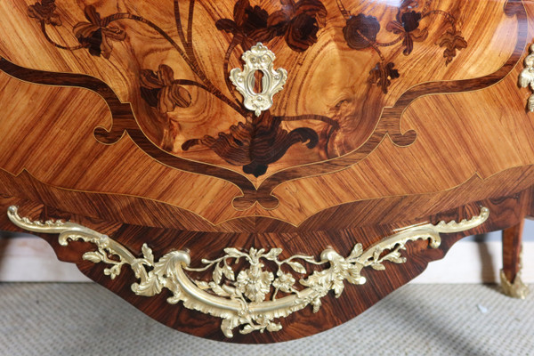 Commode sauteuse en marqueterie estampillée "Perreau"