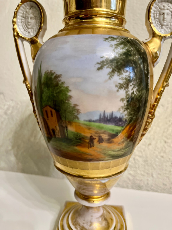 Pariser Porzellanvase aus der Restaurations- oder Louis-Philippe-Zeit, handdekoriert.