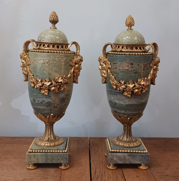 France, vers 1880 - paire de cassolettes ou vases pots pourris - marbre vert et bronze doré