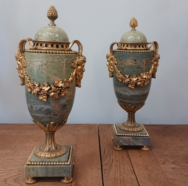 France, vers 1880 - paire de cassolettes ou vases pots pourris - marbre vert et bronze doré