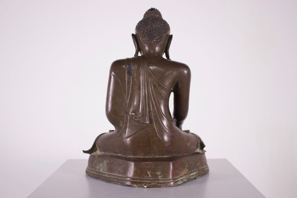 Buddha birmano in bronzo, periodo Mandalay.