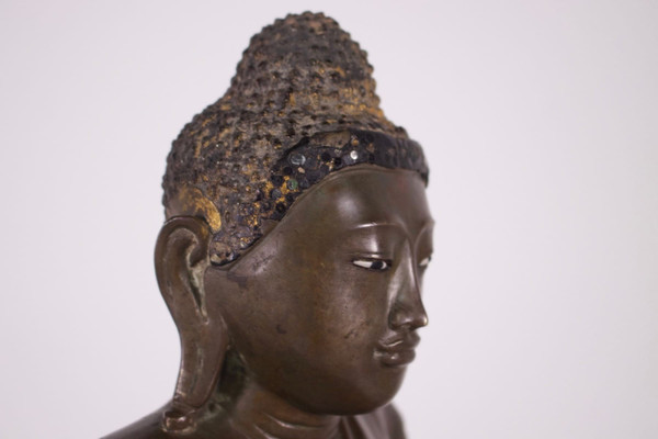 Buddha birmano in bronzo, periodo Mandalay.