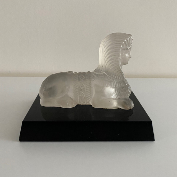 Presse-papier représentant un sphinx en cristal sur socle en verre noir