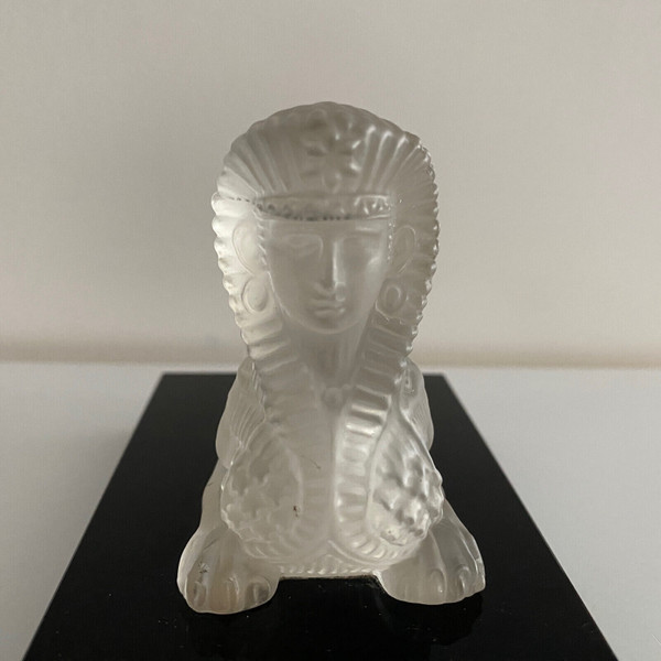 Presse-papier représentant un sphinx en cristal sur socle en verre noir