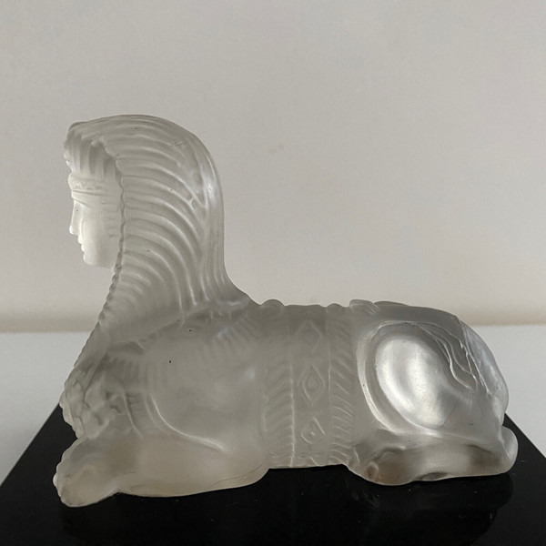 Presse-papier représentant un sphinx en cristal sur socle en verre noir