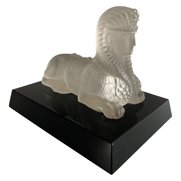 Presse-papier représentant un sphinx en cristal sur socle en verre noir