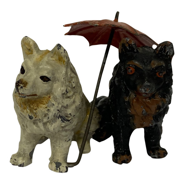 Deux chiens sous le parapluie en plomb peint 