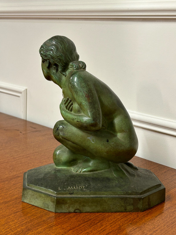 Lucien Charles édouard Alliot (1877-1967) La Frileuse Bronzo con patina verde Periodo Art Déco