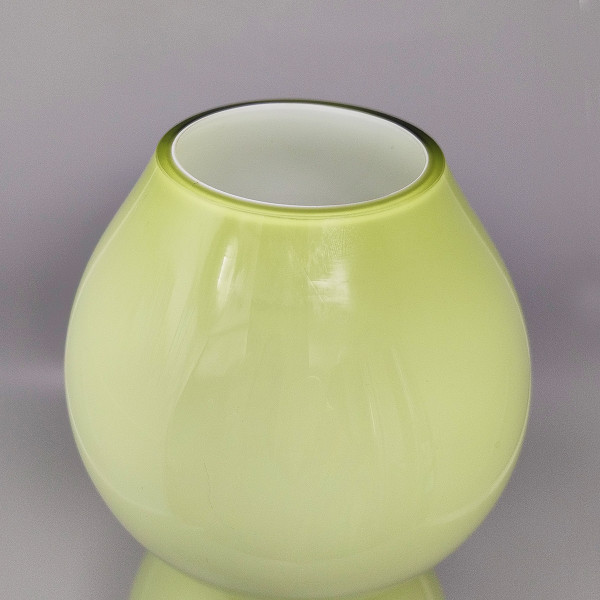 Étonnant vase vert de l'ère spatiale en verre de Murano des années 1970. Fabriqué en Italie