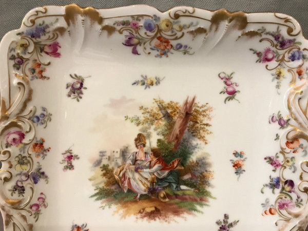 Plat à gâteaux en porcelaine anglaise d'époque 19 ème de la marque "Derby"