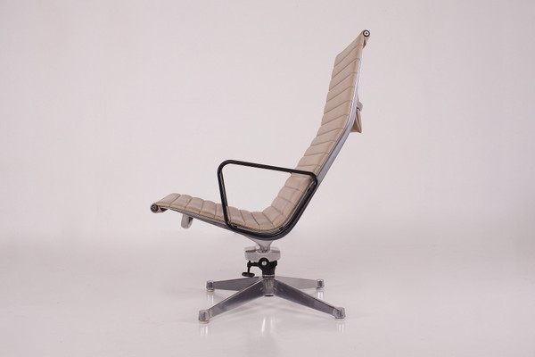 Poltrona girevole EA 124 in alluminio di Charles & Ray Eames Herman Miller.