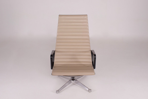 Poltrona girevole EA 124 in alluminio di Charles & Ray Eames Herman Miller.