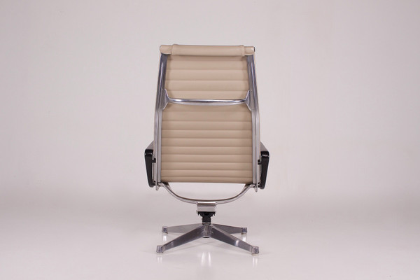 Poltrona girevole EA 124 in alluminio di Charles & Ray Eames Herman Miller.