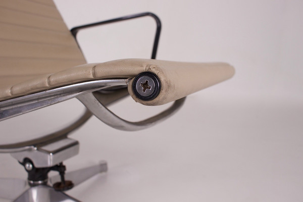 Poltrona girevole EA 124 in alluminio di Charles & Ray Eames Herman Miller.