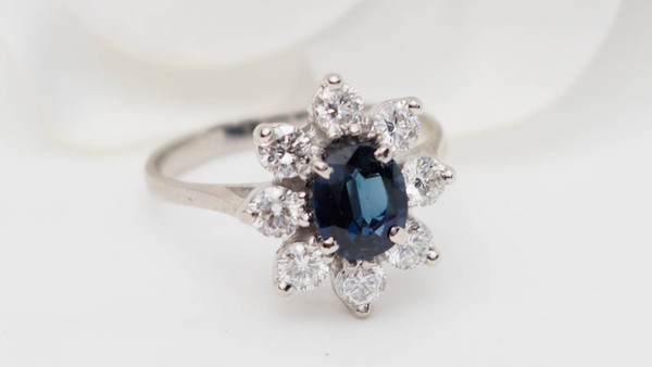 Surrounding ring in white gold, oval sapphire and diamonds