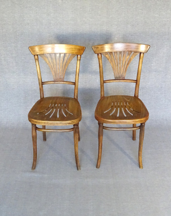 Paire de chaises Thonet N°221, assise découpée en palmette, 1910