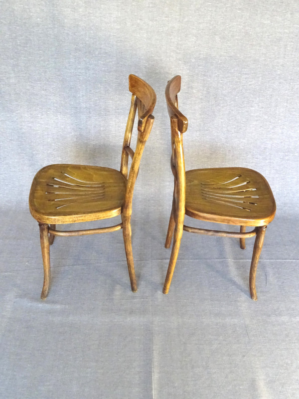 Paire de chaises Thonet N°221, assise découpée en palmette, 1910