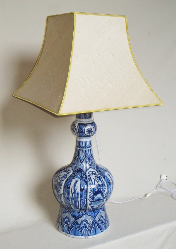 Lampe en faïence de Delft.   