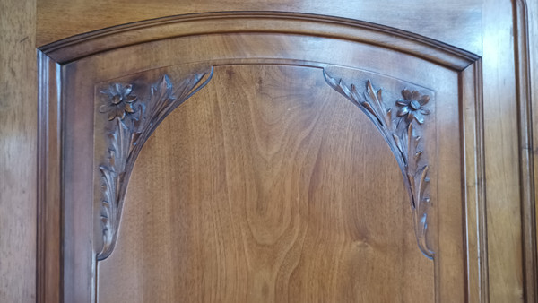 Jugendstil-Schrank aus geschnitztem Walnussholz