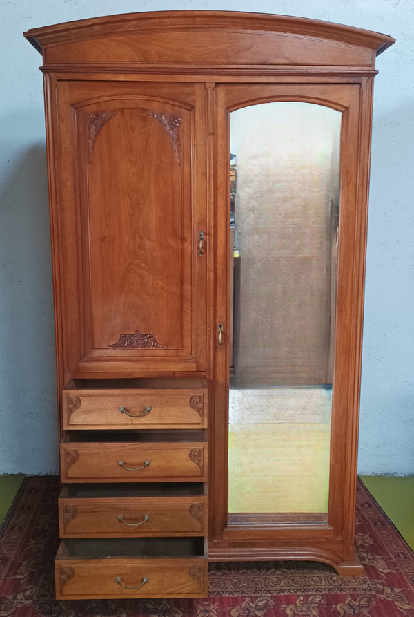 Jugendstil-Schrank aus geschnitztem Walnussholz