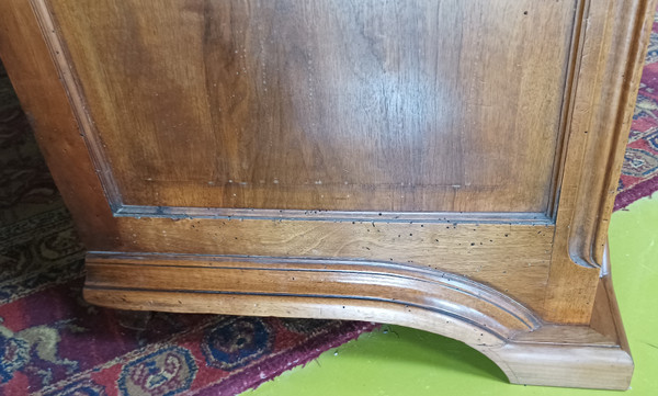 Jugendstil-Schrank aus geschnitztem Walnussholz