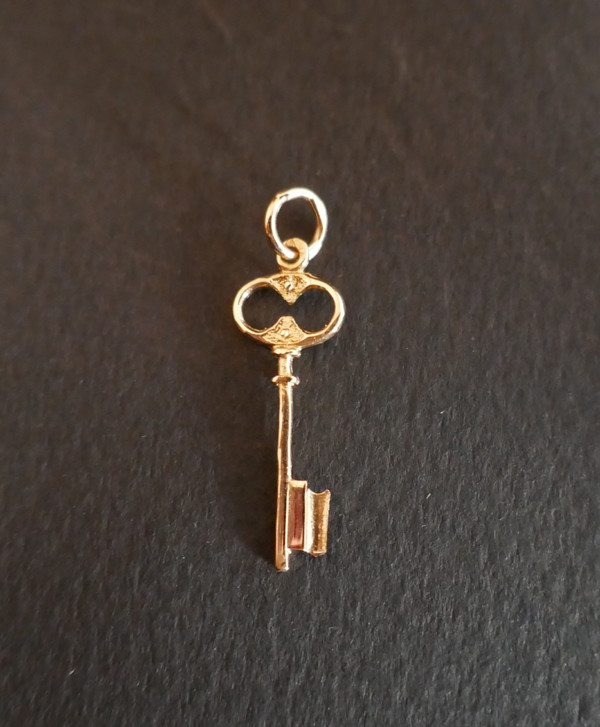 Charms 18-carat gold pendant.