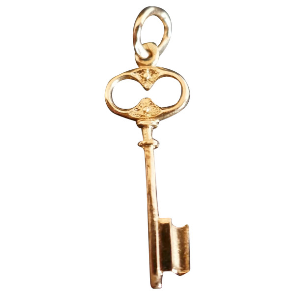 Charms 18-carat gold pendant.