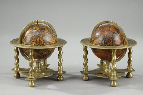 Paire de globes céleste et terrestre de table, de Vincenzo Coronelli, 1697.