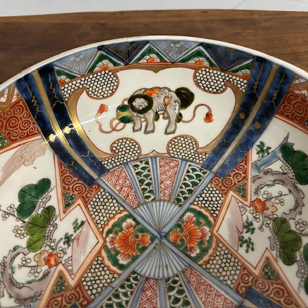 Antico piatto in porcellana Imari Japan Meiji periodo XIX sec con animali e paesaggio . Meiji mis 25