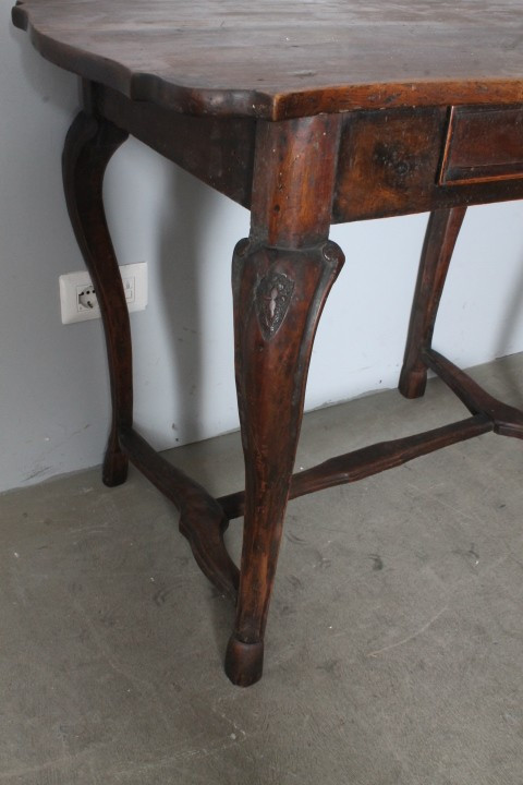 Antique writing table late 17th century Bologna . solid walnut . First patina . Meas 97 x 58 h. 78