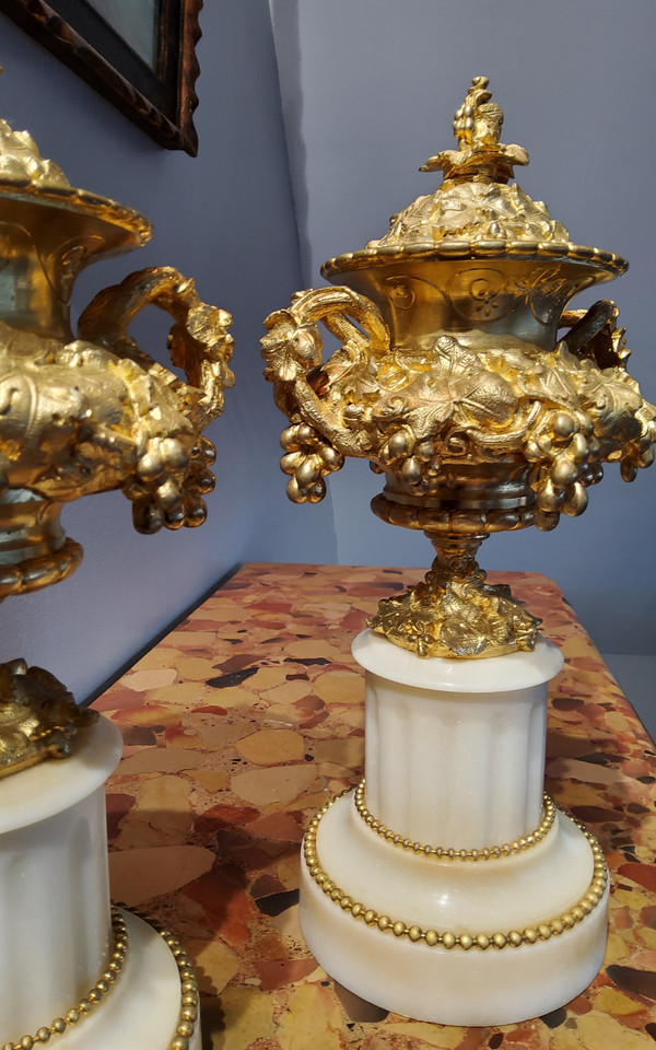 Paire de Vases Cassolettes en bronzes Ciselés dorés aux Pampres Vignes XIXéme